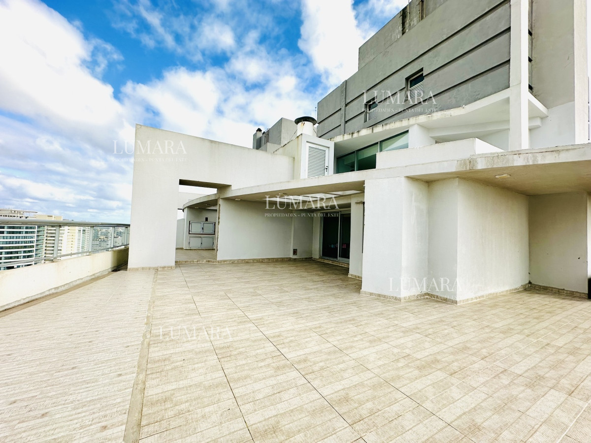 Apartamento ID.2687 - Venta de amplio penthouse con cuatro dormitorios más dependencia de servicio en torre premiun de Playa Brava, Punta del Este