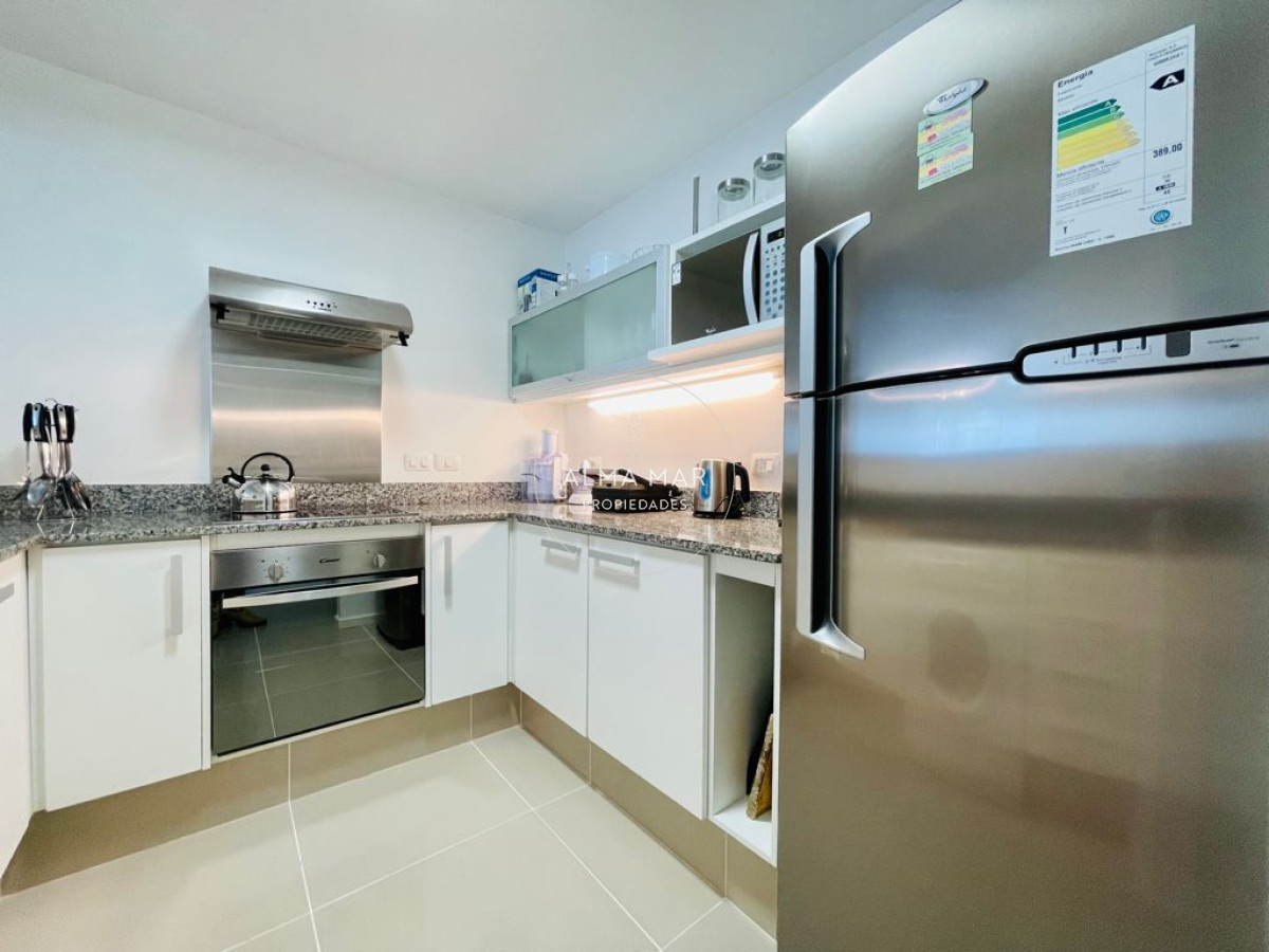 Apartamento ID.990 - Alquiler temporario y venta de apartamento en torre de playa Brava con dos dormitorios 