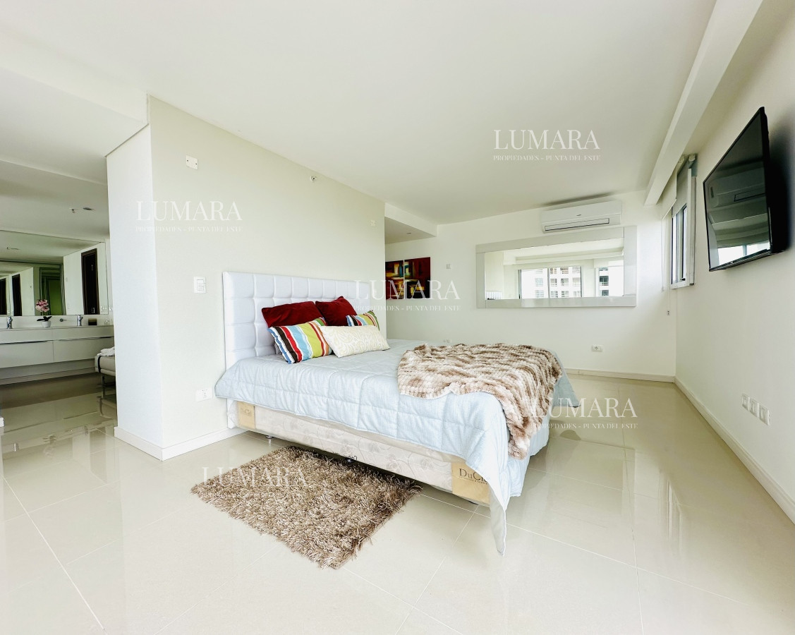 Apartamento ID.2687 - Venta de amplio penthouse con cuatro dormitorios más dependencia de servicio en torre premiun de Playa Brava, Punta del Este