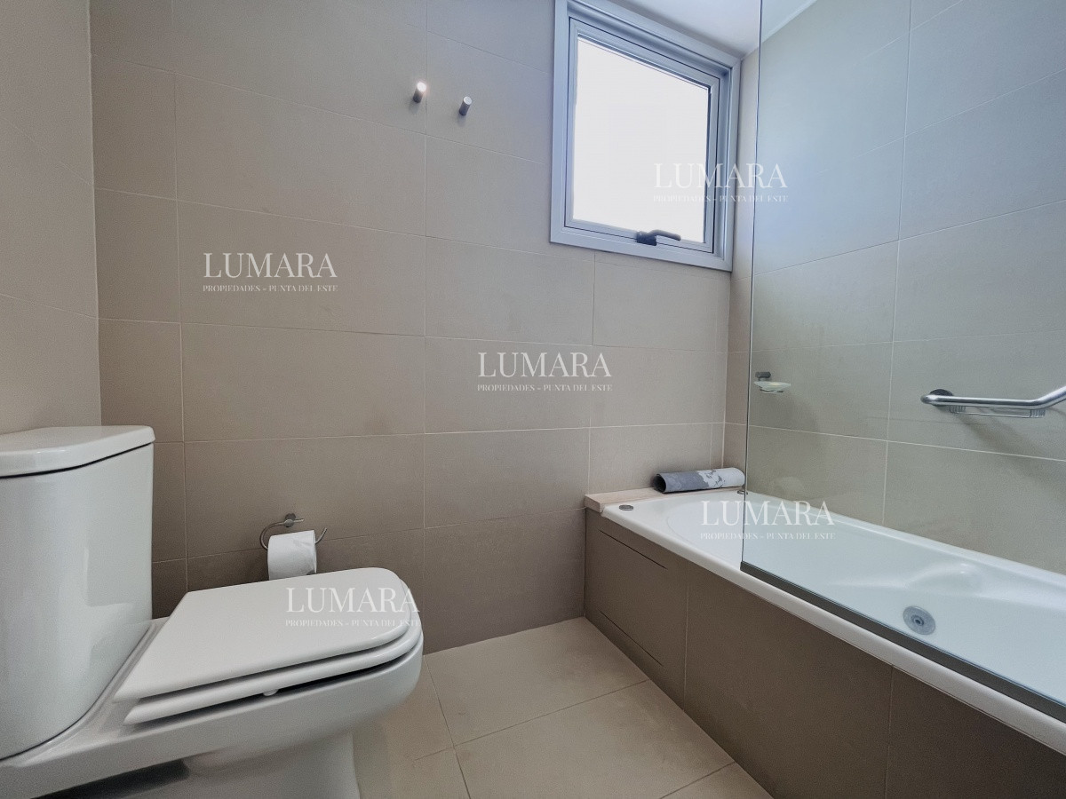 Apartamento ID.1619 - Venta de Excelente Penthouse de 2 Dormitorios y Parrillero con vistas a Playa Mansa, Punta del Este