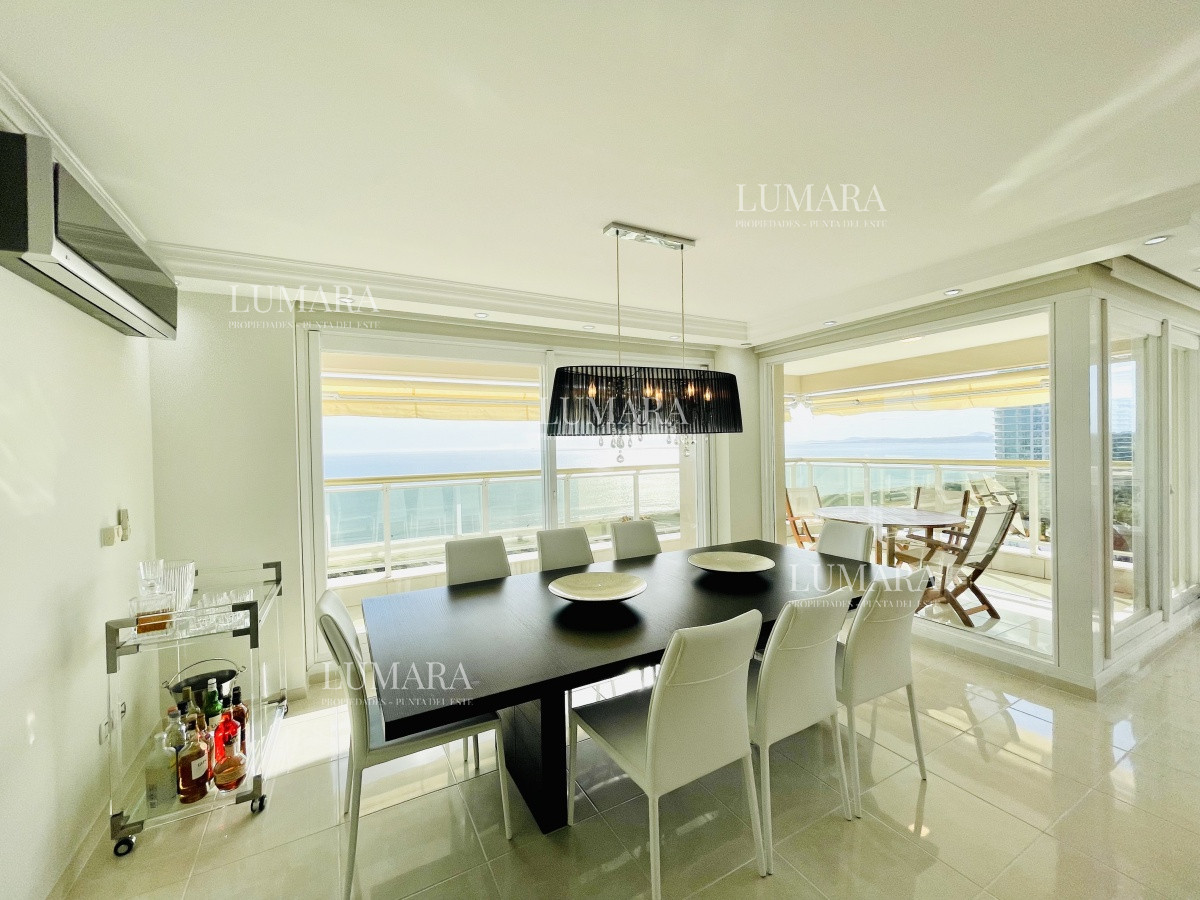 Apartamento ID.1385 - Venta de Excelente apartamento en alquiler temporario de tres dormitorios más dependencia de servicio, Playa Mansa, Punta del Este