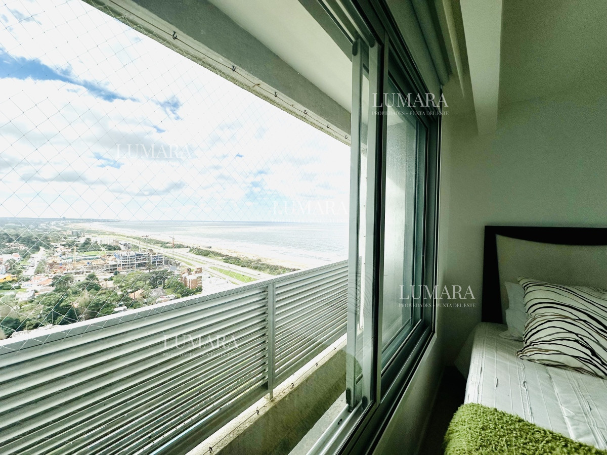 Apartamento ID.2687 - Venta de amplio penthouse con cuatro dormitorios más dependencia de servicio en torre premiun de Playa Brava, Punta del Este