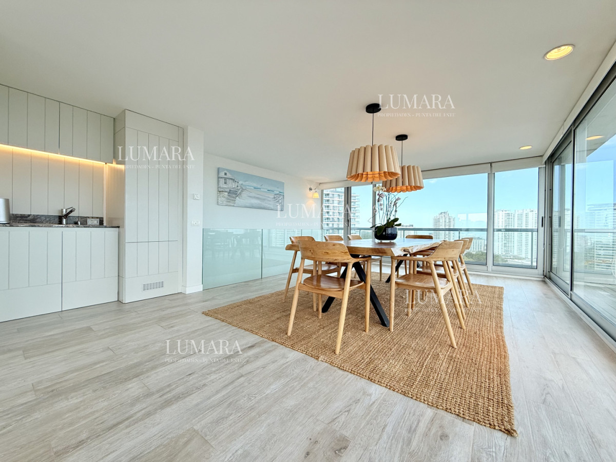 Apartamento ID.2949 - Apartamento Penthouse finamente decorado de 3 dormitorios con parrillero propio en venta, Roosevelt Brava, Punta del Este