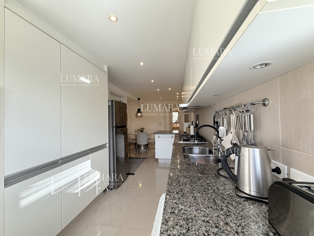 Apartamento ID.3189 - Venta de apartamento de 3 dormitorios sobre primera fila de Playa Brava, Punta del Este