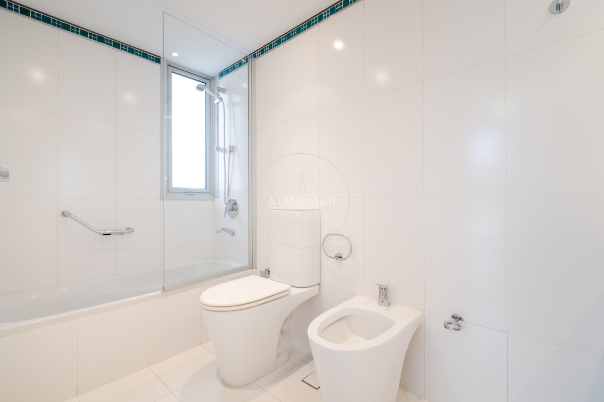 Apartamento ID.1099 - Venta y alquiler de departamento con tres dormitorios mas dependencia de servicio en torre Le Parc playa Brava, Punta del Este