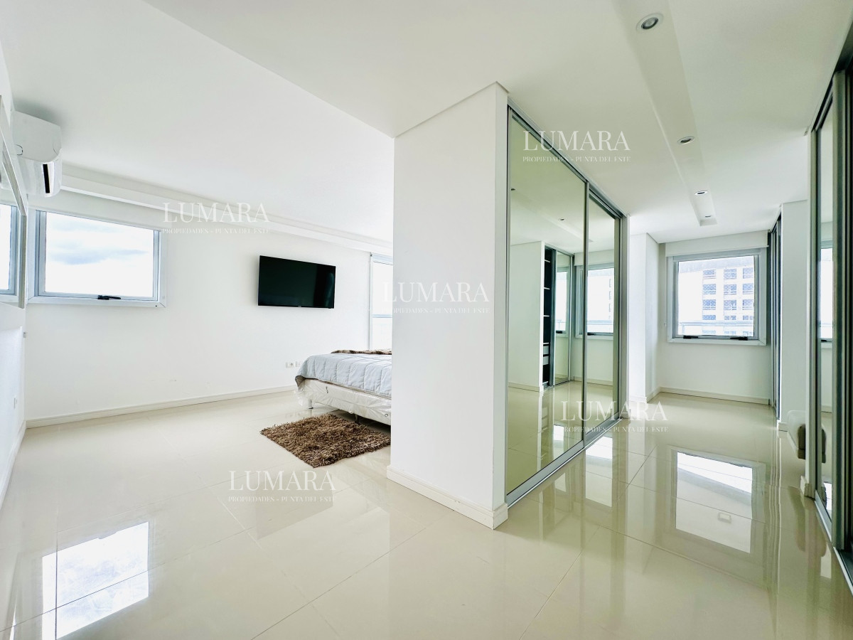 Apartamento ID.2687 - Venta de amplio penthouse con cuatro dormitorios más dependencia de servicio en torre premiun de Playa Brava, Punta del Este