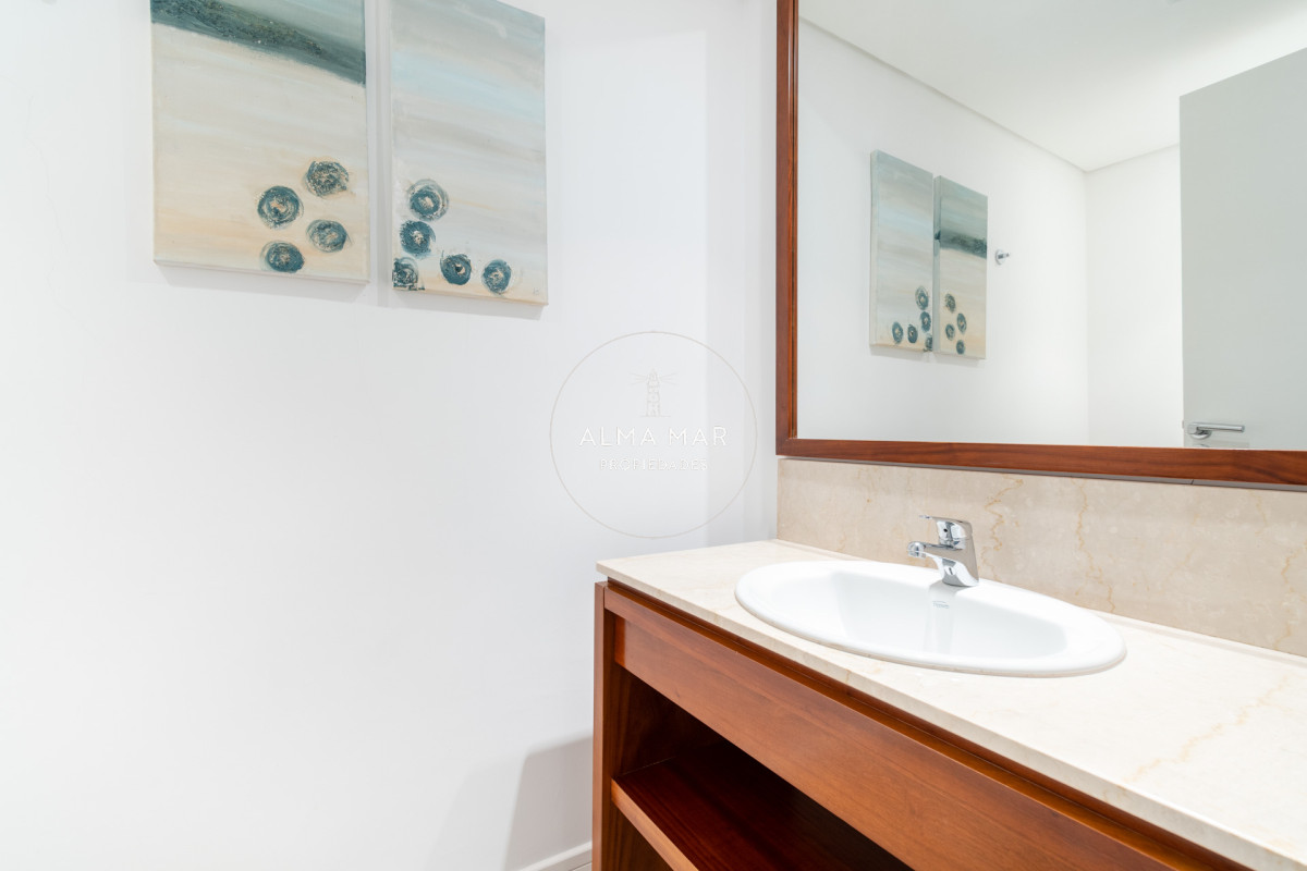 Apartamento ID.1099 - Venta y alquiler de departamento con tres dormitorios mas dependencia de servicio en torre Le Parc playa Brava, Punta del Este
