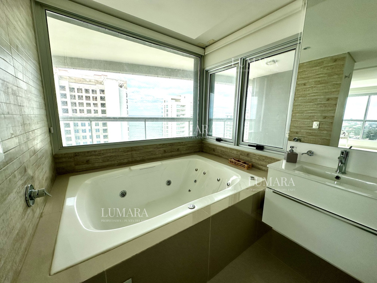 Apartamento ID.2687 - Venta de amplio penthouse con cuatro dormitorios más dependencia de servicio en torre premiun de Playa Brava, Punta del Este