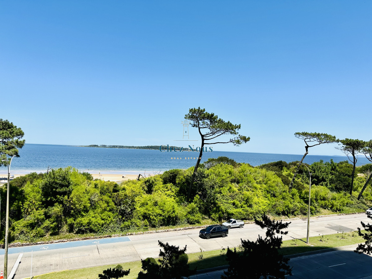 Apartamento ID.585 - Apartamento Frente al Mar de 3 Dormitorios y Dependencia en Playa Mansa, Punta del Este 