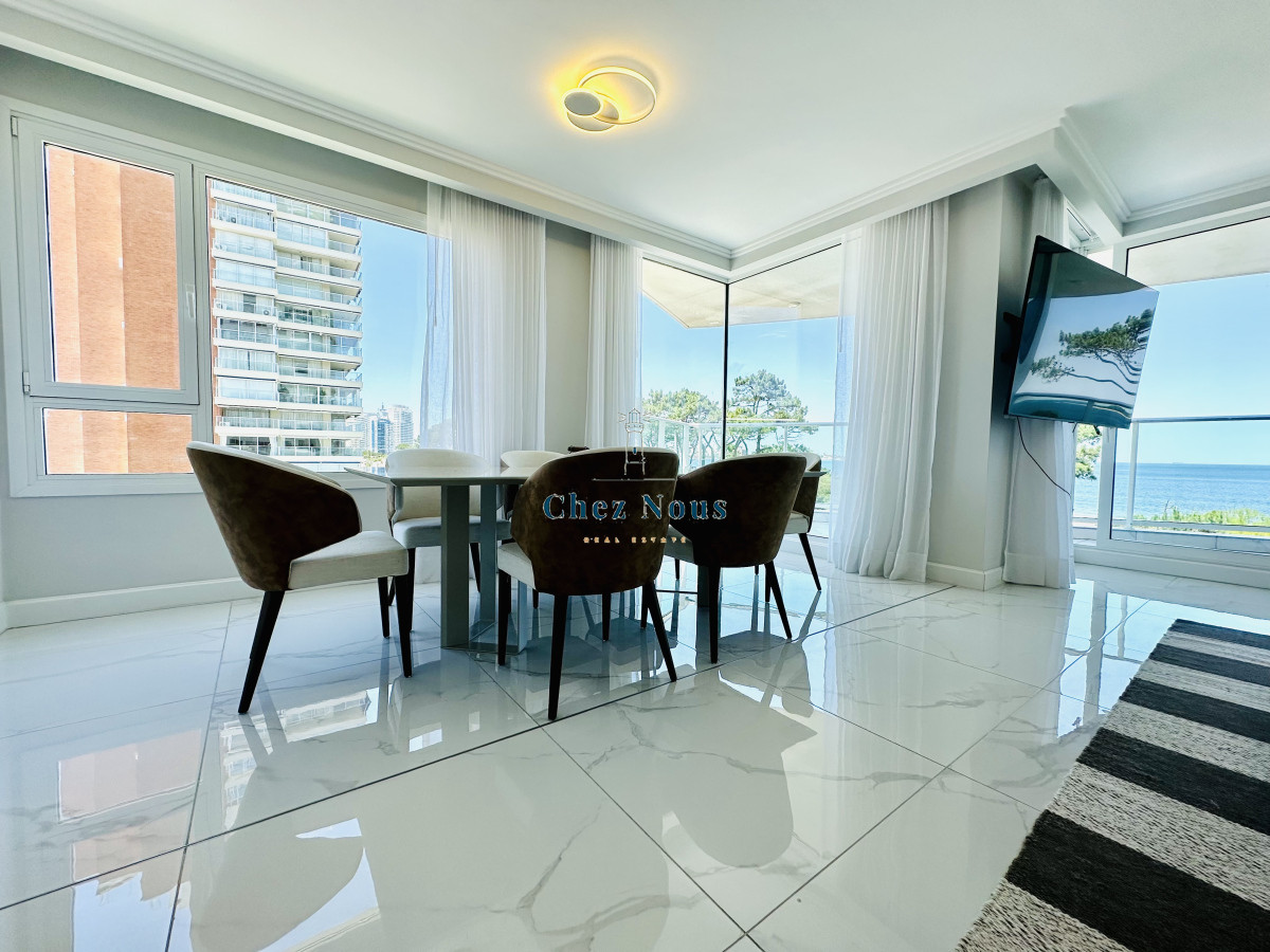 Apartamento ID.585 - Apartamento Frente al Mar de 3 Dormitorios y Dependencia en Playa Mansa, Punta del Este 