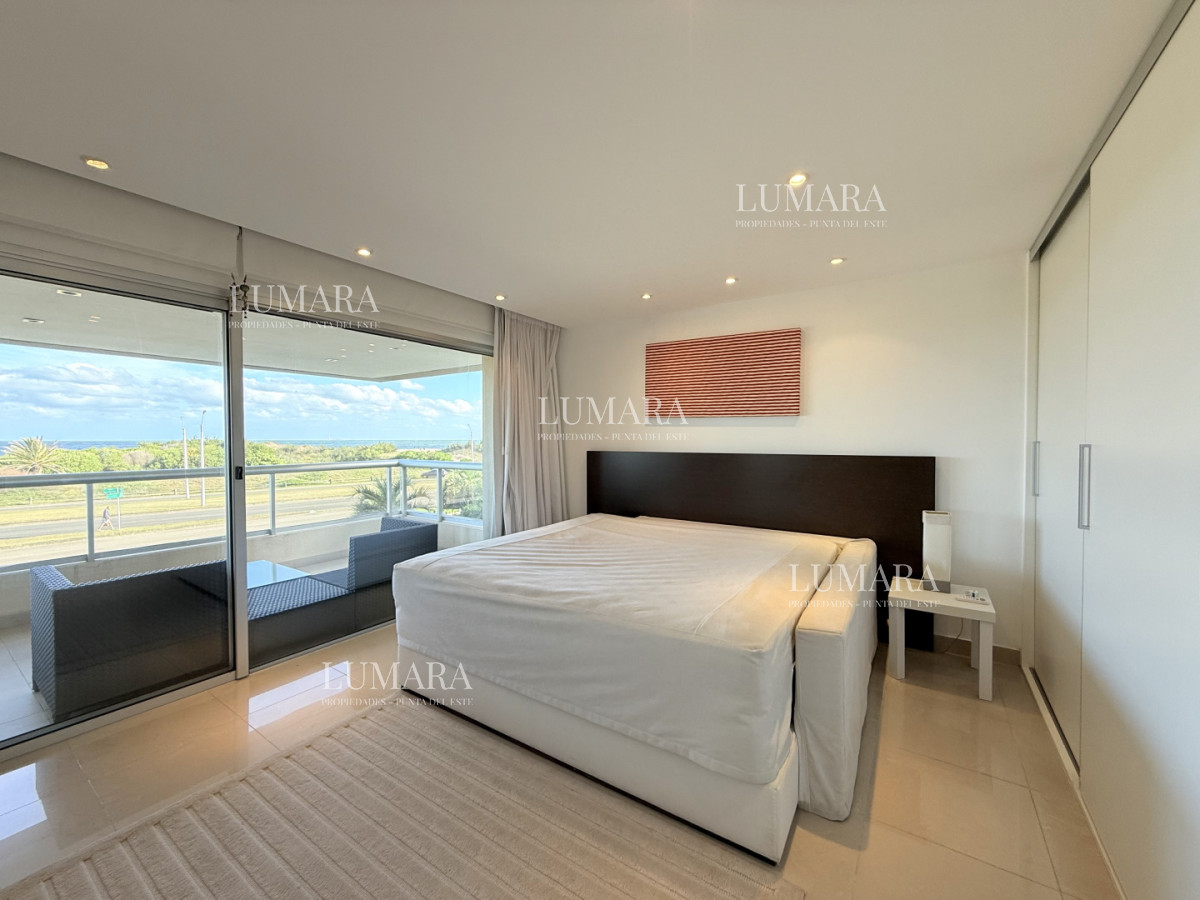 Apartamento ID.3189 - Venta de apartamento de 3 dormitorios sobre primera fila de Playa Brava, Punta del Este