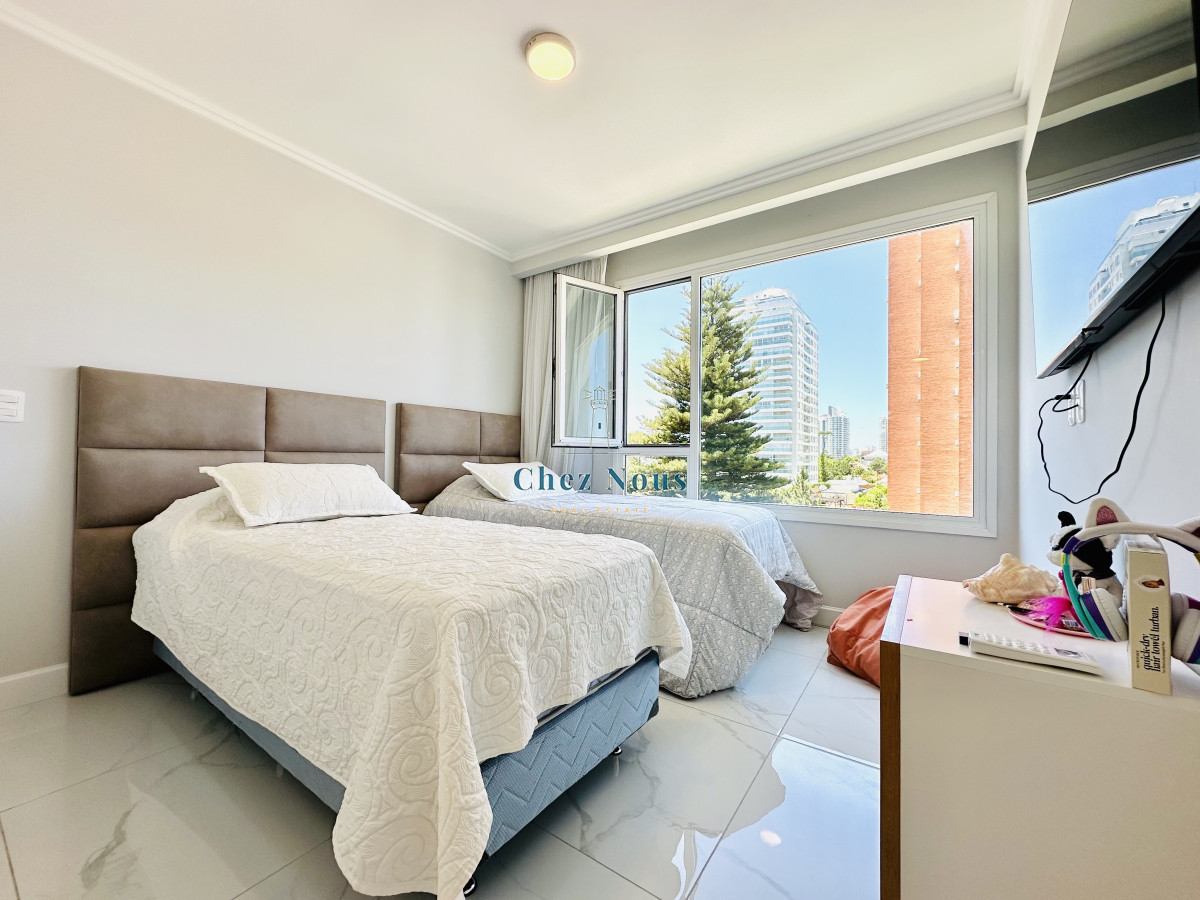 Apartamento ID.585 - Apartamento Frente al Mar de 3 Dormitorios y Dependencia en Playa Mansa, Punta del Este 