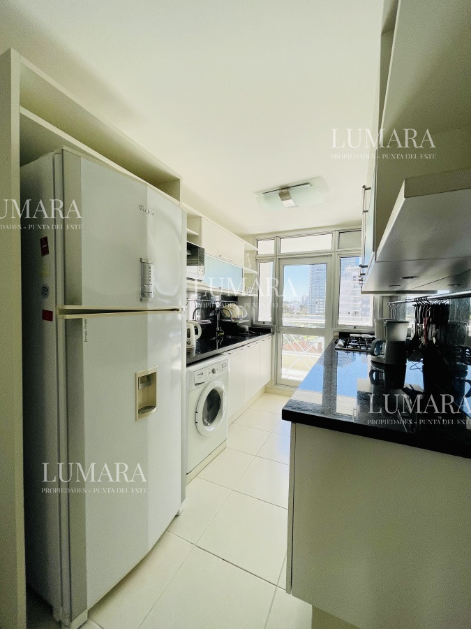 Apartamento ID.3342 - Apartamento de 2 Dormitorios a metros del mar y torre moderna, playa Mansa, Punta del Este