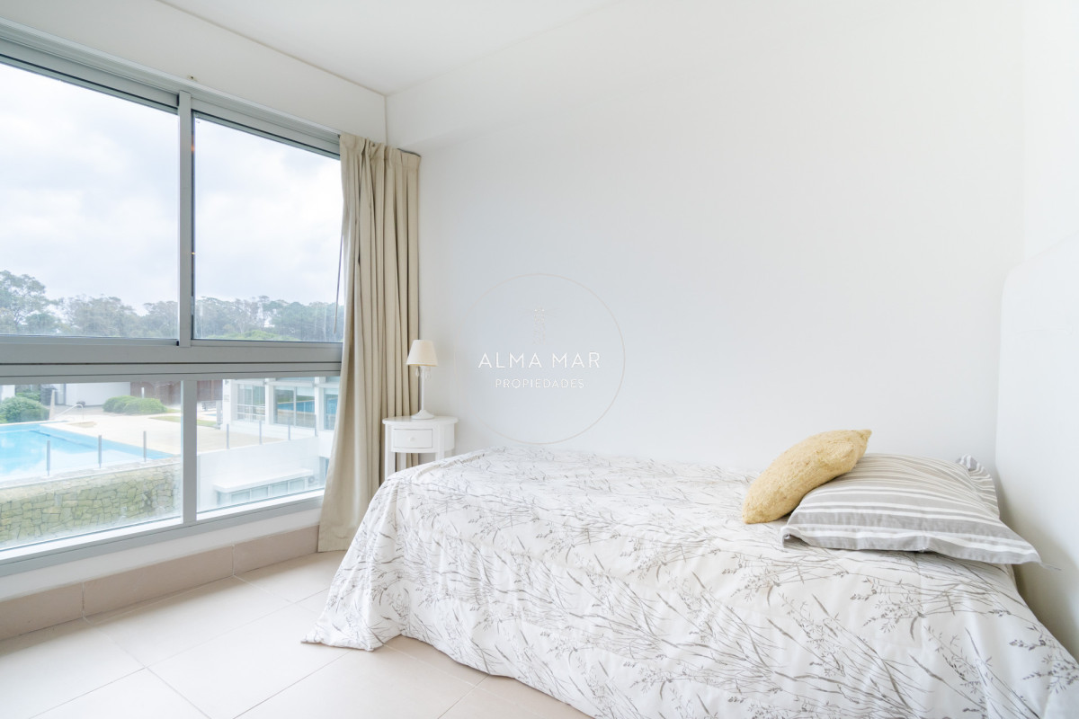 Apartamento ID.1099 - Venta y alquiler de departamento con tres dormitorios mas dependencia de servicio en torre Le Parc playa Brava, Punta del Este