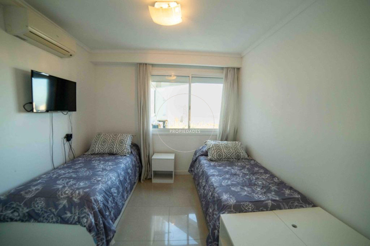 Apartamento ID.868 - Moderno Apartamento de 2 Dormitorios en Venta, Playa Mansa 