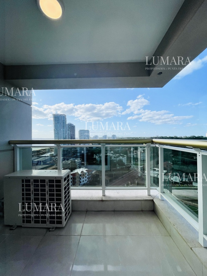 Apartamento ID.1385 - Venta de Excelente apartamento en alquiler temporario de tres dormitorios más dependencia de servicio, Playa Mansa, Punta del Este