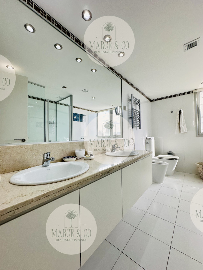 Apartamento ID.2198 - Oportunidad en Venta! Apartamento sobre playa Brava de 3 Dormitorios más Dependencia, Torre Le Parc