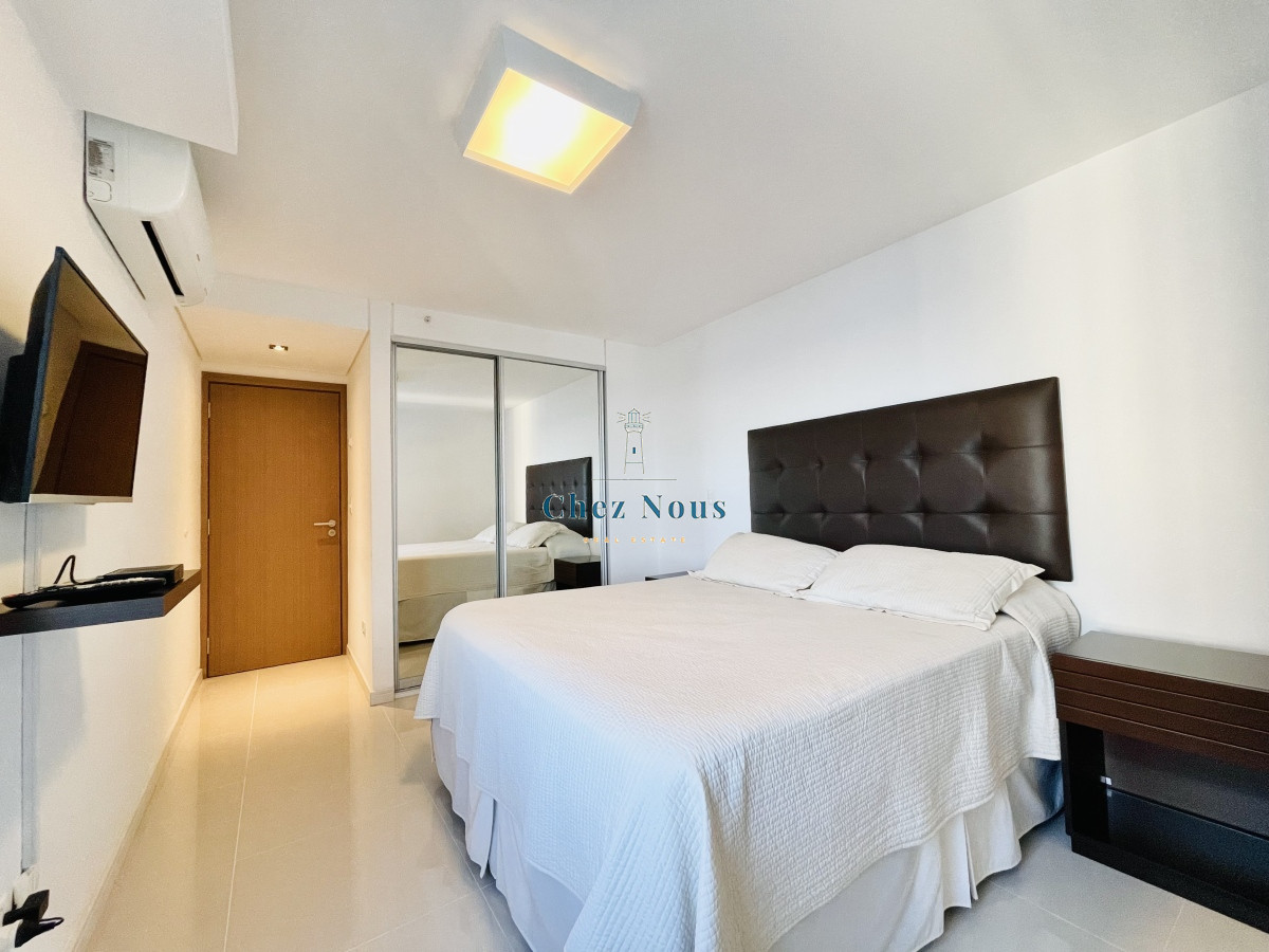 Apartamento ID.956 - Apartamento de 3 Dormitorios y Dependencia, con Parrillero y Vista al Mar en Playa Brava, Punta del Este 