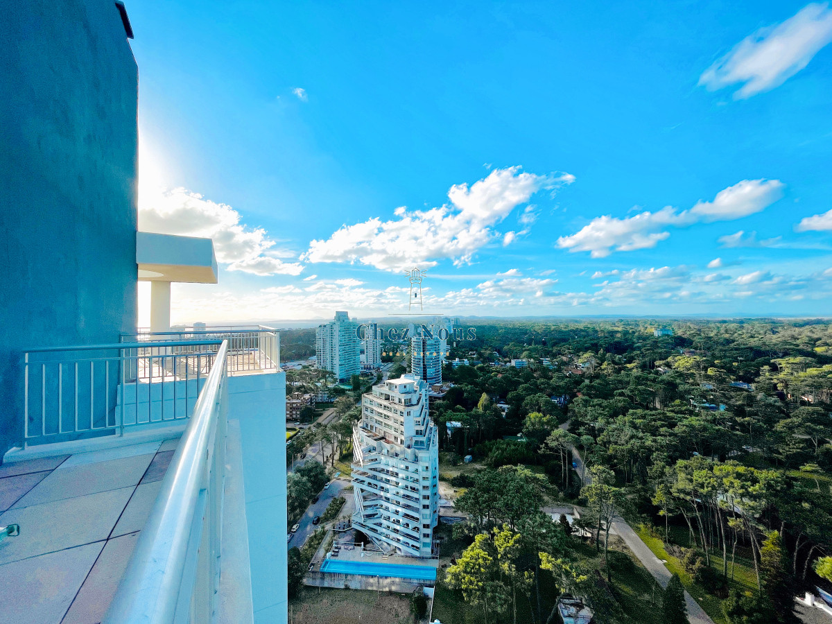 Apartamento ID.555 -  Exclusivo Penthouse de 3 Dormitorios con Vistas panorámicas a Playa Brava, en Venta