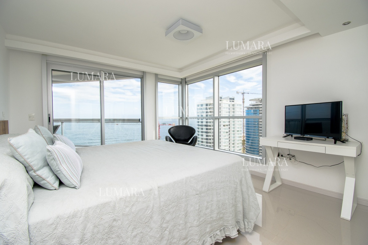 Apartamento ID.2467 - Apartamento de 3 Dormitorios + Dependencia y Parrillero en Frente a Playa Brava, Punta del Este