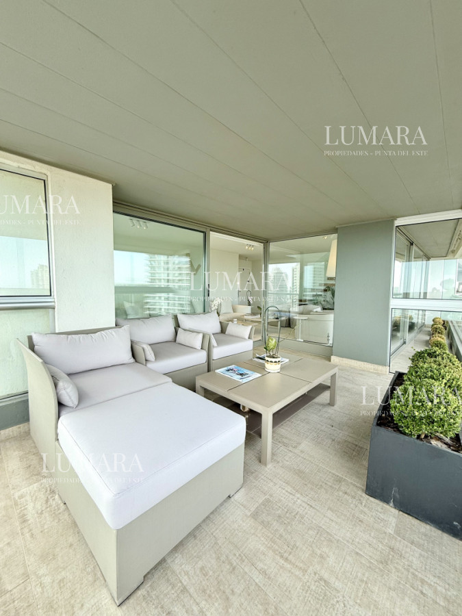 Apartamento ID.2949 - Apartamento Penthouse finamente decorado de 3 dormitorios con parrillero propio en venta, Roosevelt Brava, Punta del Este