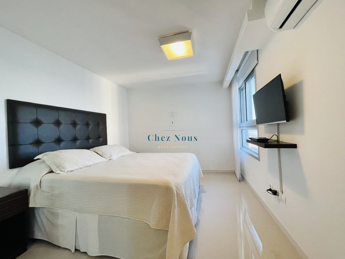 Apartamento ID.956 - Apartamento de 3 Dormitorios y Dependencia, con Parrillero y Vista al Mar en Playa Brava, Punta del Este 