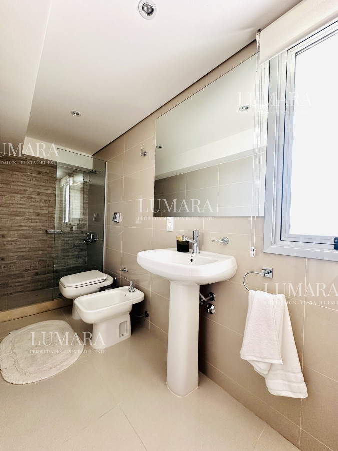 Apartamento ID.2687 - Venta de amplio penthouse con cuatro dormitorios más dependencia de servicio en torre premiun de Playa Brava, Punta del Este