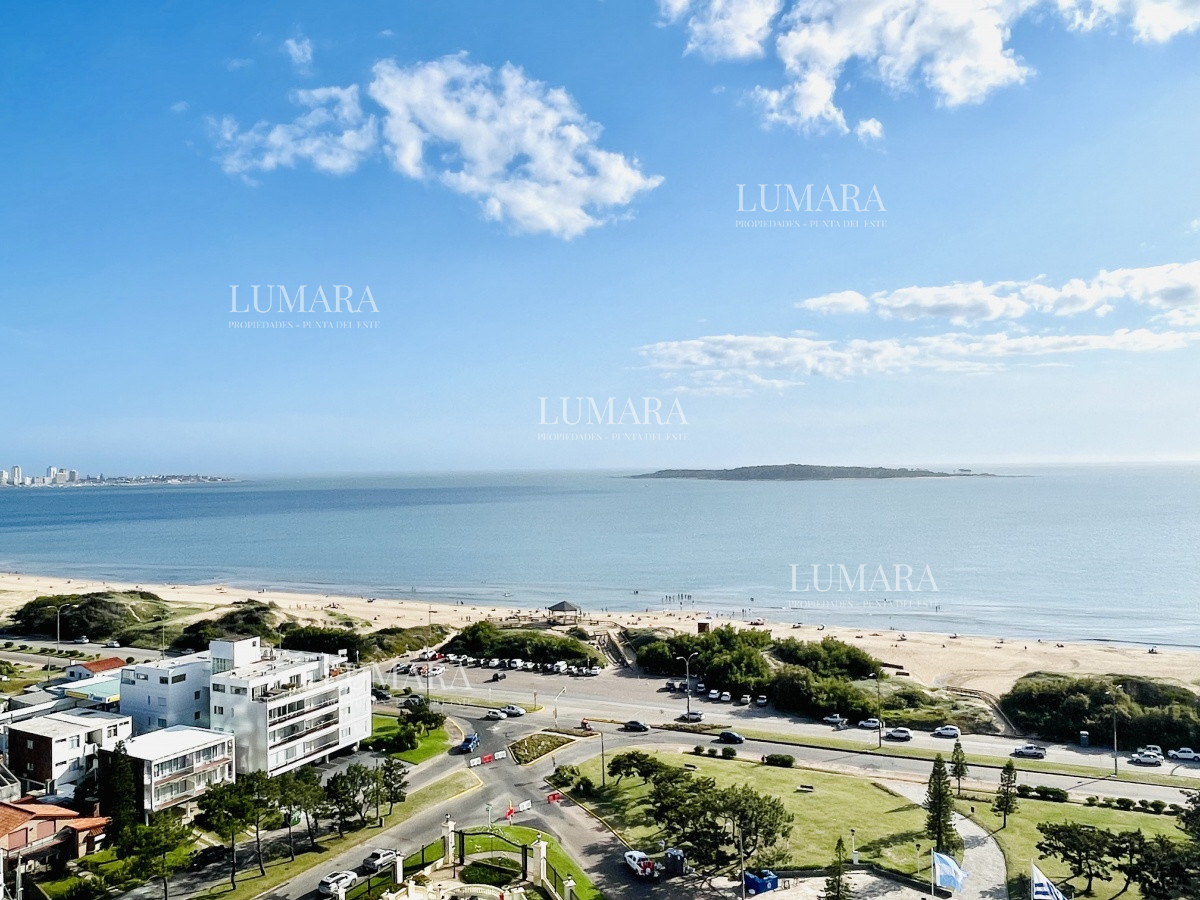 Apartamento ID.1385 - Venta de Excelente apartamento en alquiler temporario de tres dormitorios más dependencia de servicio, Playa Mansa, Punta del Este