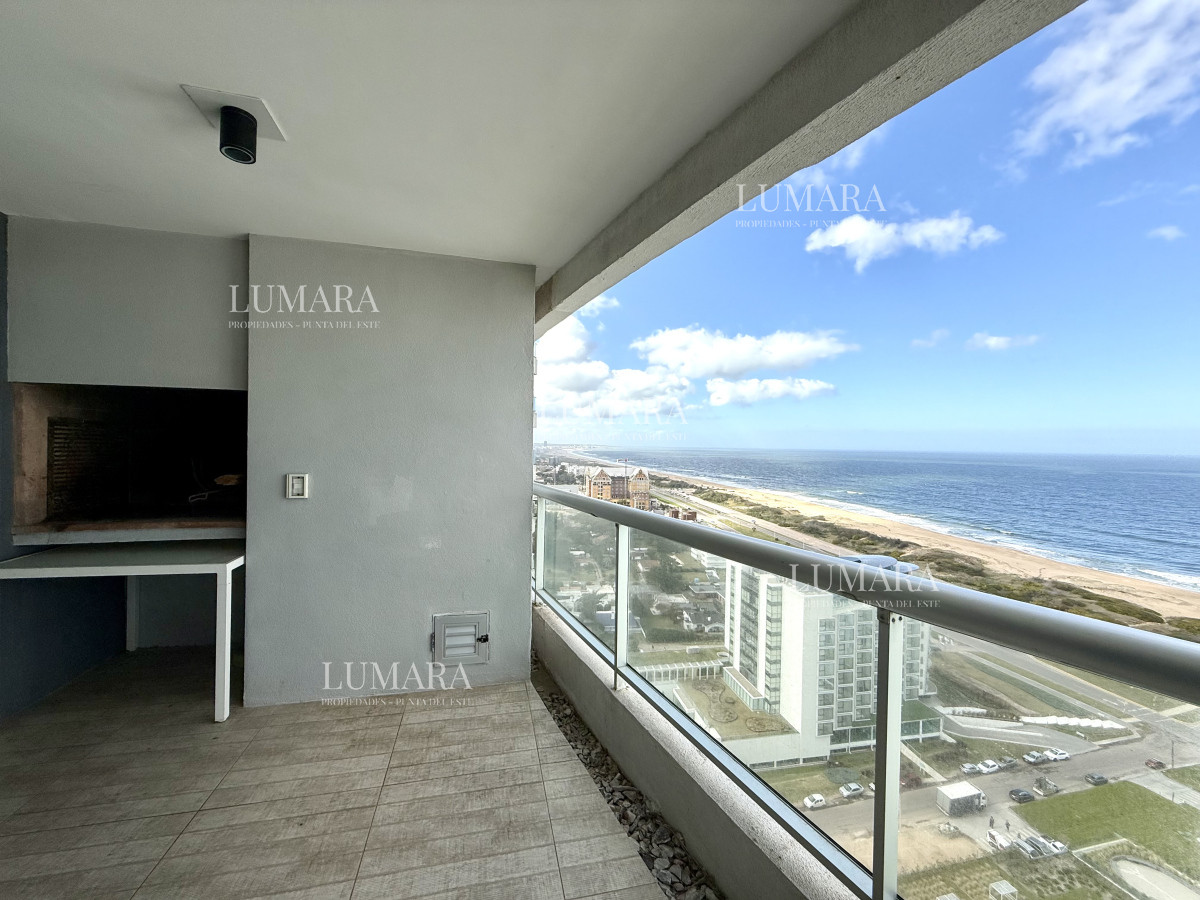 Apartamento ID.2467 - Apartamento de 3 Dormitorios + Dependencia y Parrillero en Frente a Playa Brava, Punta del Este