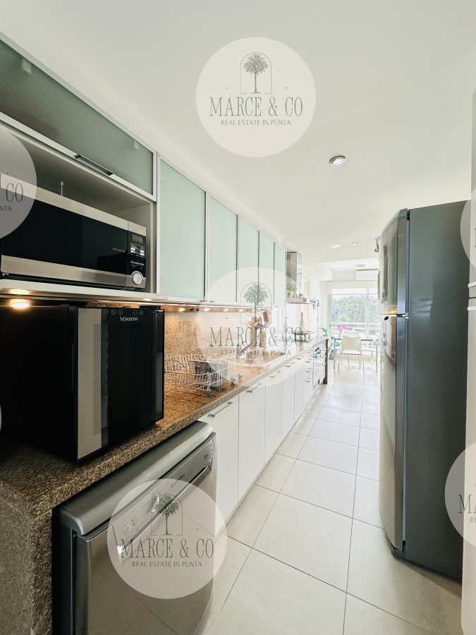 Apartamento ID.2198 - Oportunidad en Venta! Apartamento sobre playa Brava de 3 Dormitorios más Dependencia, Torre Le Parc