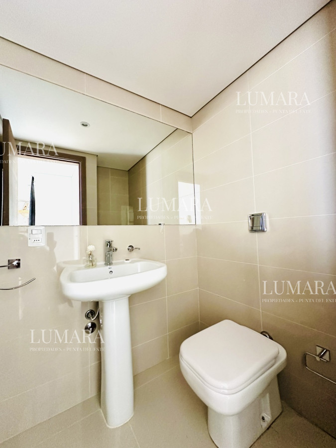 Apartamento ID.2687 - Venta de amplio penthouse con cuatro dormitorios más dependencia de servicio en torre premiun de Playa Brava, Punta del Este