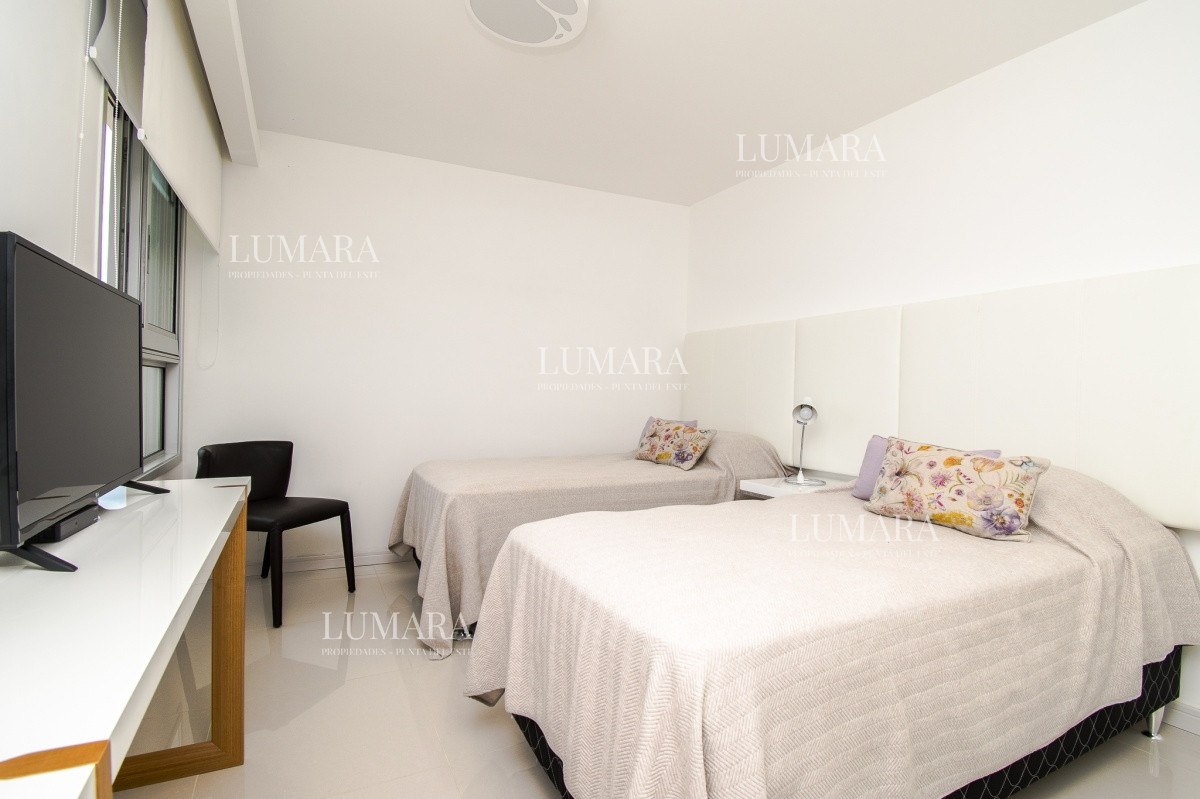 Apartamento ID.2467 - Apartamento de 3 Dormitorios + Dependencia y Parrillero en Frente a Playa Brava, Punta del Este