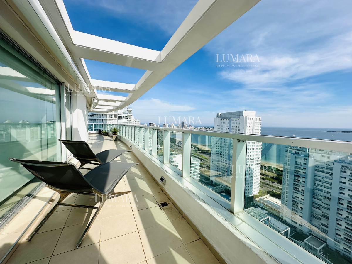Apartamento ID.1619 - Venta de Excelente Penthouse de 2 Dormitorios y Parrillero con vistas a Playa Mansa, Punta del Este