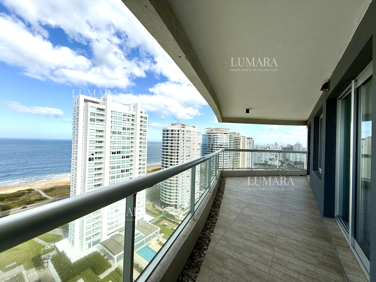 Apartamento ID.2467 - Apartamento de 3 Dormitorios + Dependencia y Parrillero en Frente a Playa Brava, Punta del Este