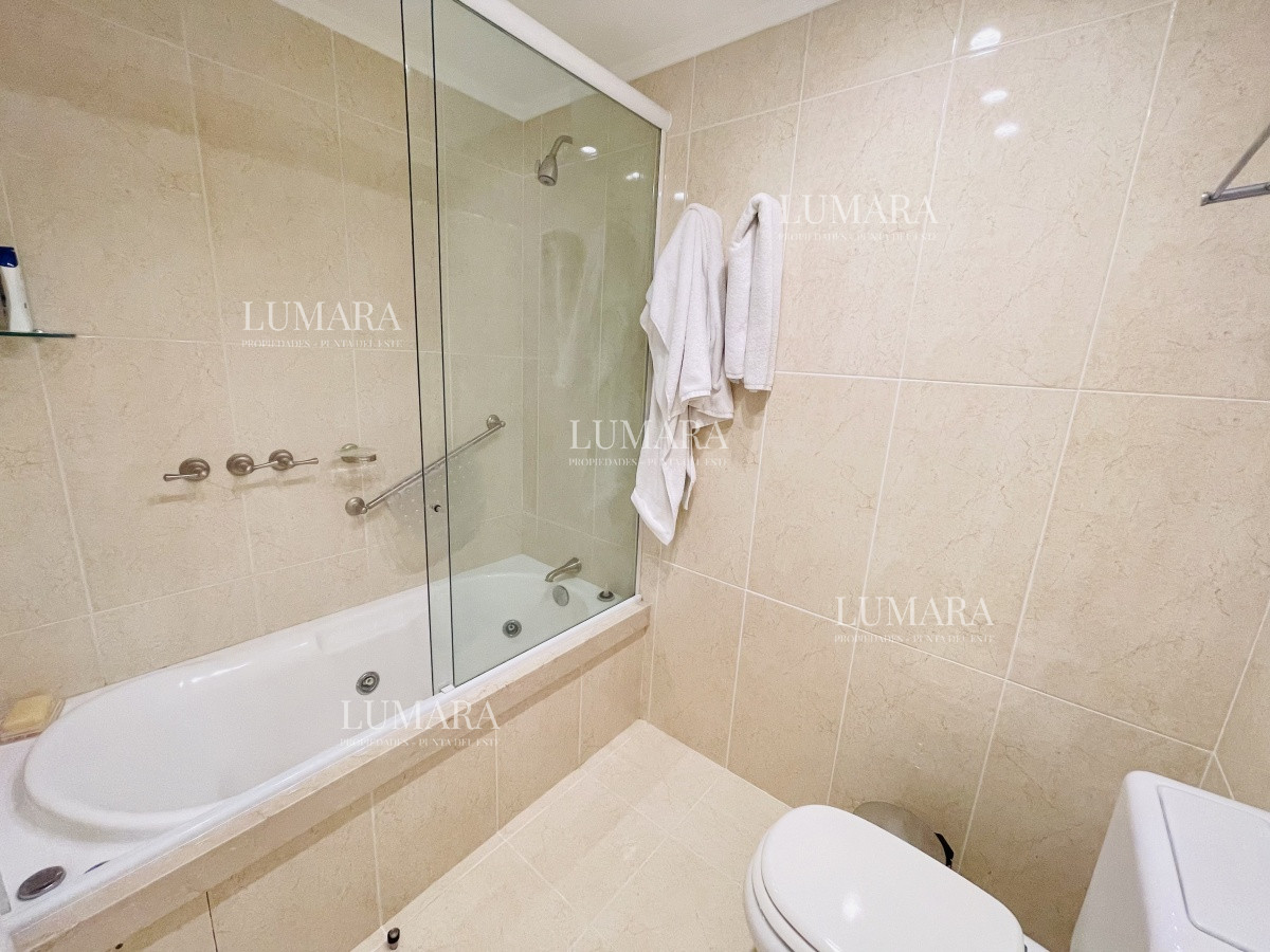 Apartamento ID.1385 - Venta de Excelente apartamento en alquiler temporario de tres dormitorios más dependencia de servicio, Playa Mansa, Punta del Este