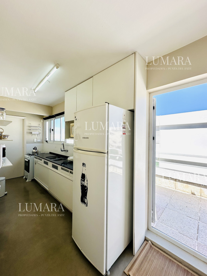 Apartamento ID.556 - Alquiler y venta de apartamento con vista al Mar en Península de 3 dormitorios más dependencia