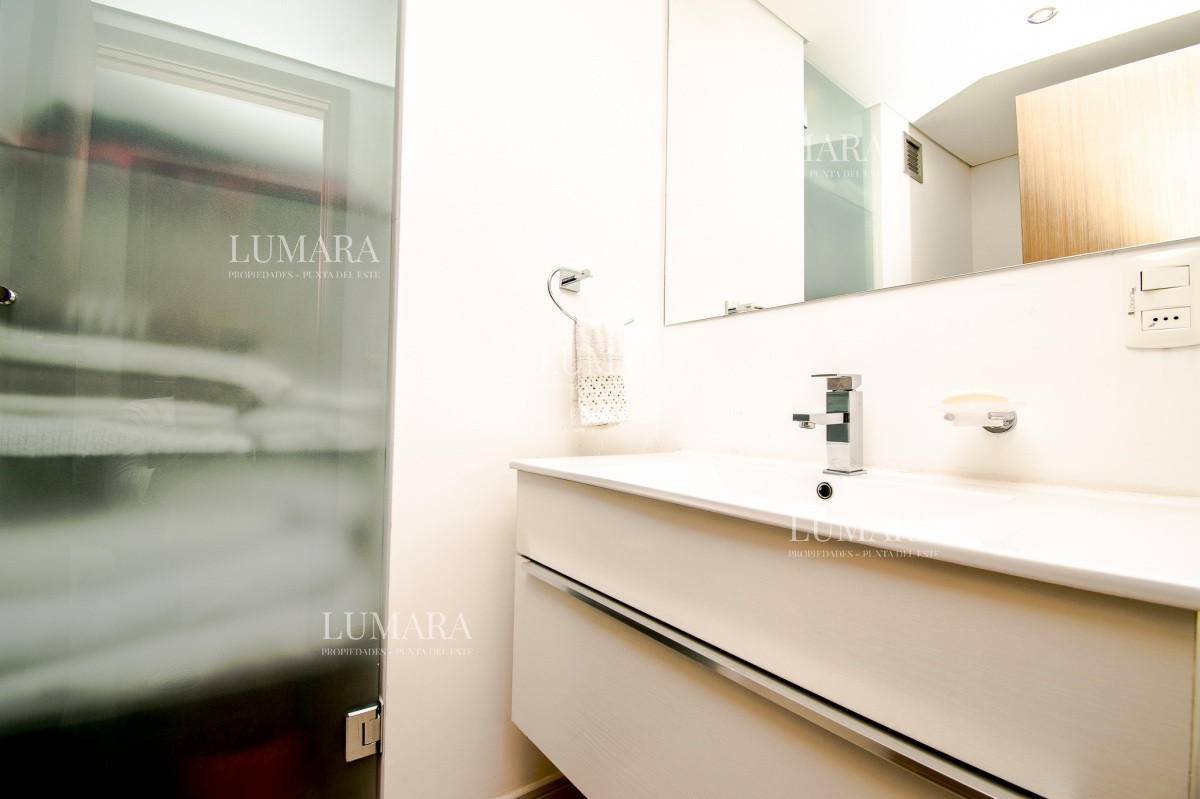 Apartamento ID.2467 - Apartamento de 3 Dormitorios + Dependencia y Parrillero en Frente a Playa Brava, Punta del Este