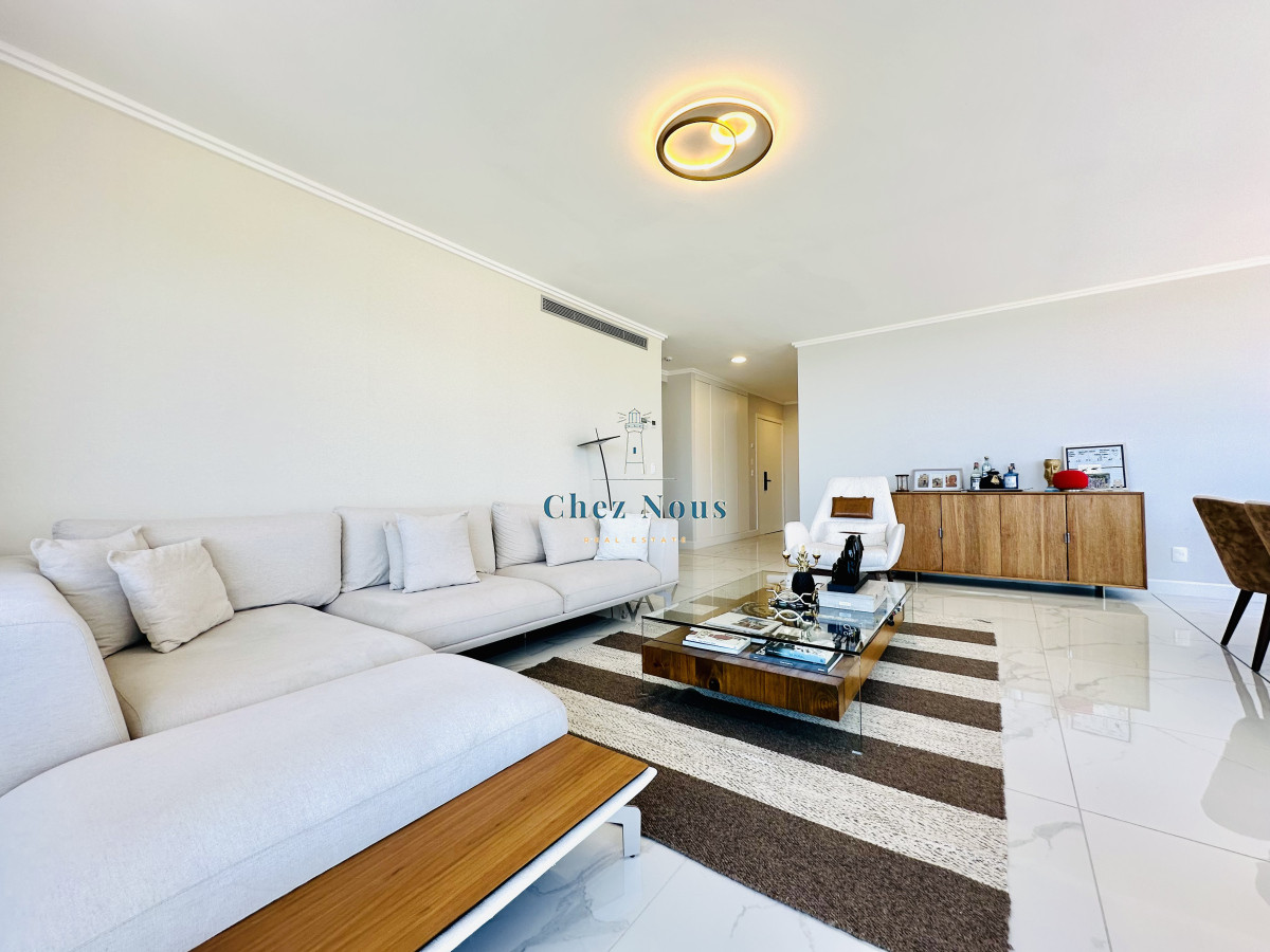 Apartamento ID.585 - Apartamento Frente al Mar de 3 Dormitorios y Dependencia en Playa Mansa, Punta del Este 