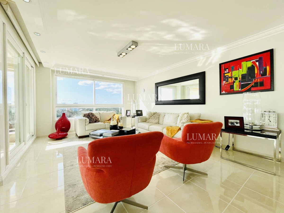 Apartamento ID.1385 - Venta de Excelente apartamento en alquiler temporario de tres dormitorios más dependencia de servicio, Playa Mansa, Punta del Este