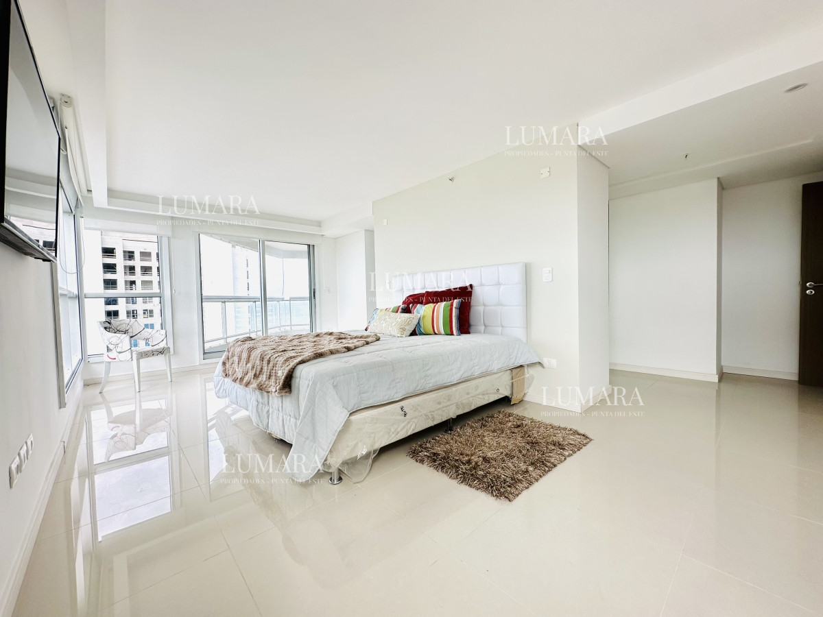 Apartamento ID.2687 - Venta de amplio penthouse con cuatro dormitorios más dependencia de servicio en torre premiun de Playa Brava, Punta del Este