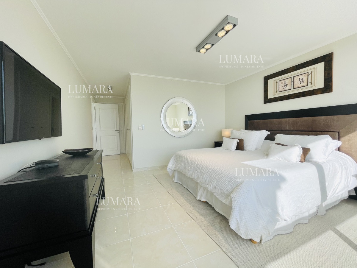 Apartamento ID.1385 - Venta de Excelente apartamento en alquiler temporario de tres dormitorios más dependencia de servicio, Playa Mansa, Punta del Este