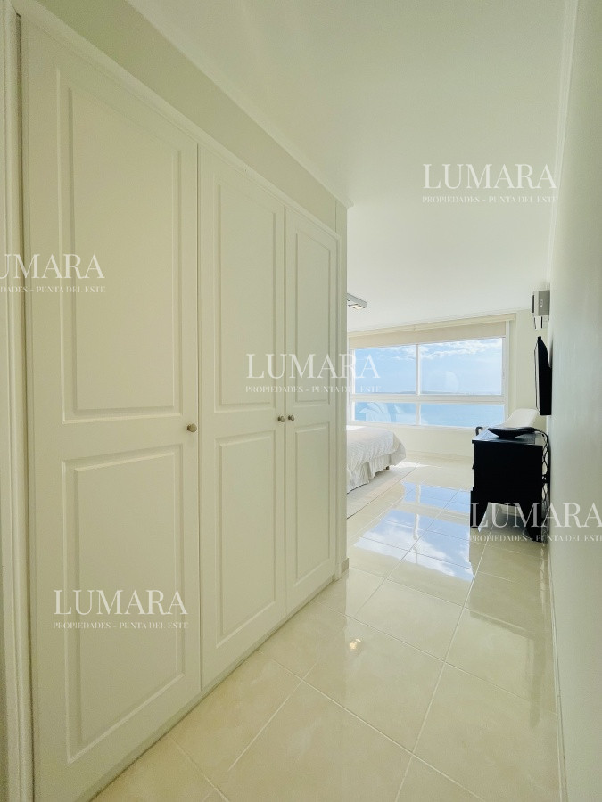Apartamento ID.1385 - Venta de Excelente apartamento en alquiler temporario de tres dormitorios más dependencia de servicio, Playa Mansa, Punta del Este
