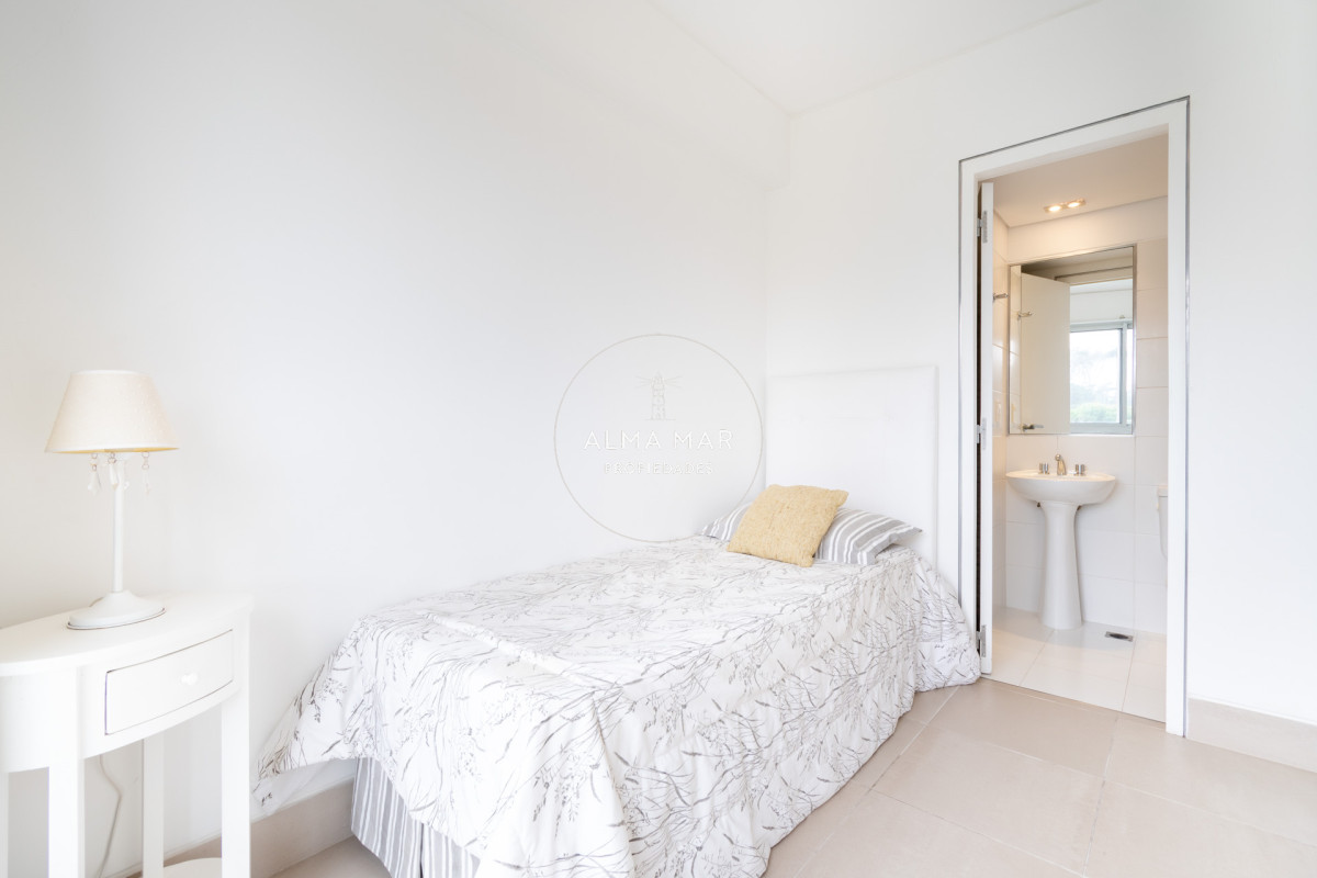 Apartamento ID.1099 - Venta y alquiler de departamento con tres dormitorios mas dependencia de servicio en torre Le Parc playa Brava, Punta del Este