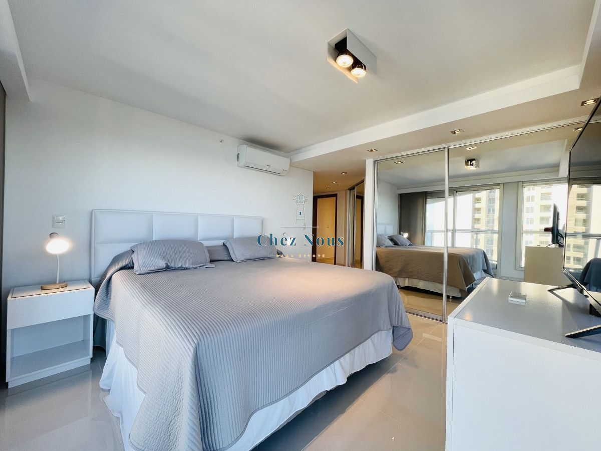 Apartamento ID.956 - Apartamento de 3 Dormitorios y Dependencia, con Parrillero y Vista al Mar en Playa Brava, Punta del Este 