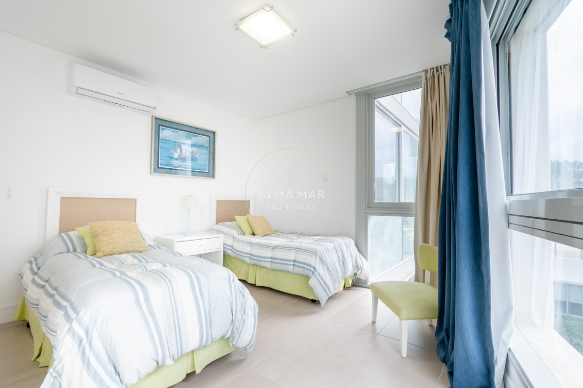 Apartamento ID.1099 - Venta y alquiler de departamento con tres dormitorios mas dependencia de servicio en torre Le Parc playa Brava, Punta del Este