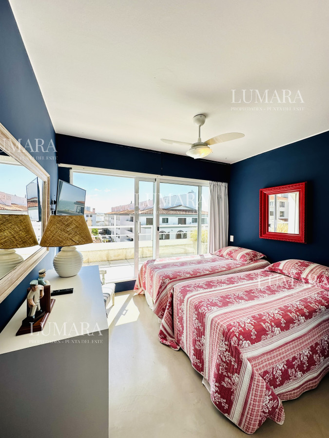Apartamento ID.556 - Alquiler y venta de apartamento con vista al Mar en Península de 3 dormitorios más dependencia
