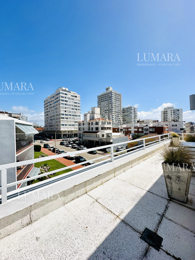 Apartamento ID.556 - Alquiler y venta de apartamento con vista al Mar en Península de 3 dormitorios más dependencia