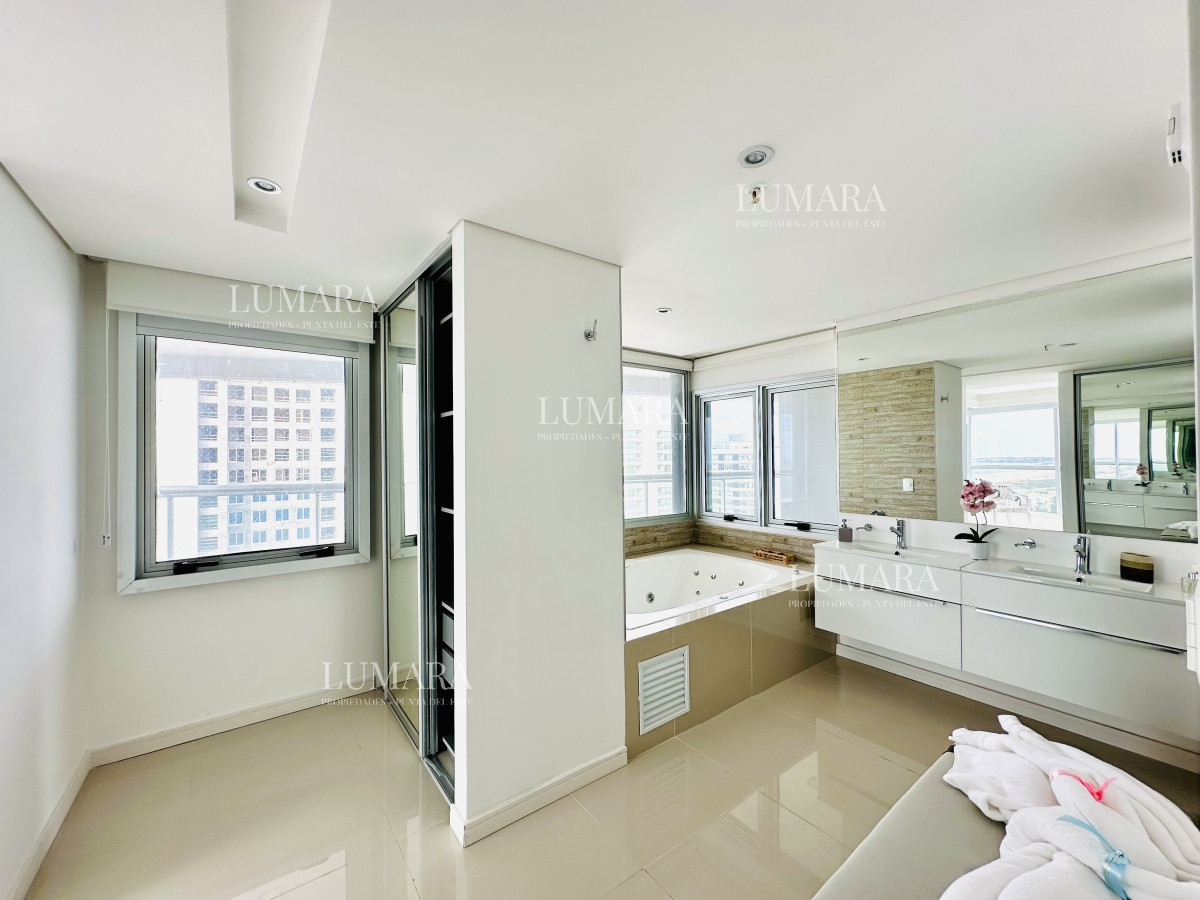Apartamento ID.2687 - Venta de amplio penthouse con cuatro dormitorios más dependencia de servicio en torre premiun de Playa Brava, Punta del Este