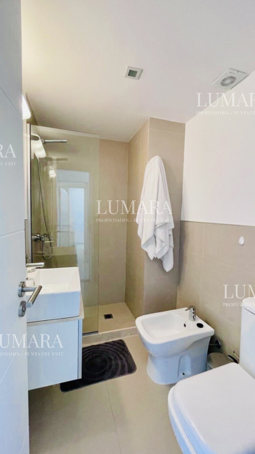 Apartamento ID.3143 - Apartamento de 3 Dormitorios en Primera Línea del Mar, Playa Brava Punta del Este