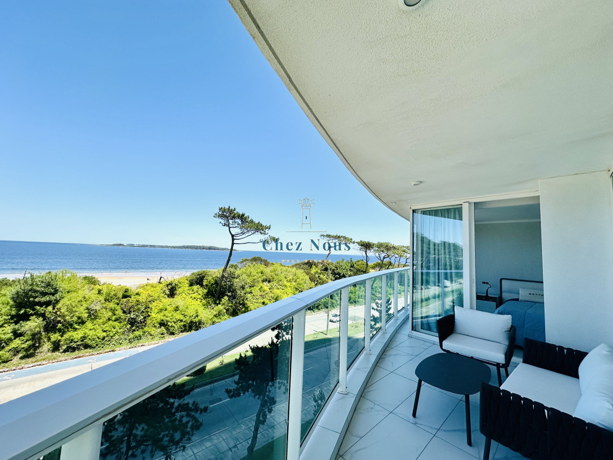 Apartamento ID.585 - Apartamento Frente al Mar de 3 Dormitorios y Dependencia en Playa Mansa, Punta del Este 